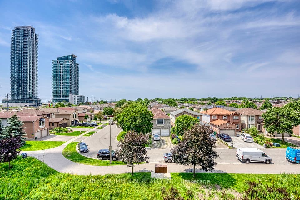 4020 Parkside Village Drive 7, Mississauga, ON L5B 0K2 – main photo