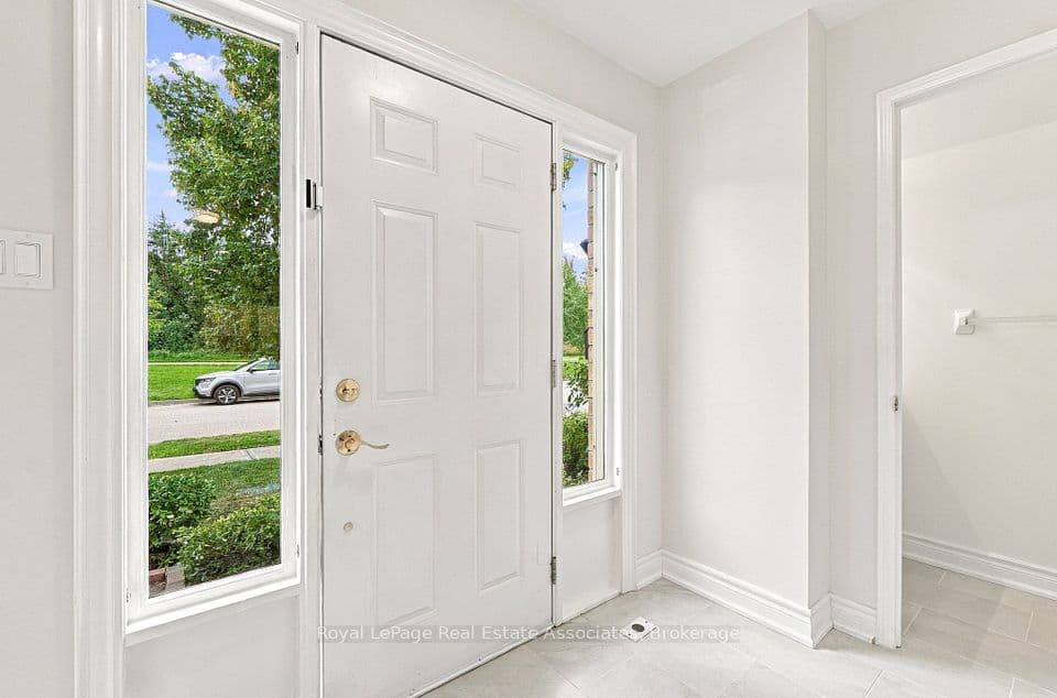 1107 Upper Village Drive, Mississauga, ON L5E 3H9 – photo 3