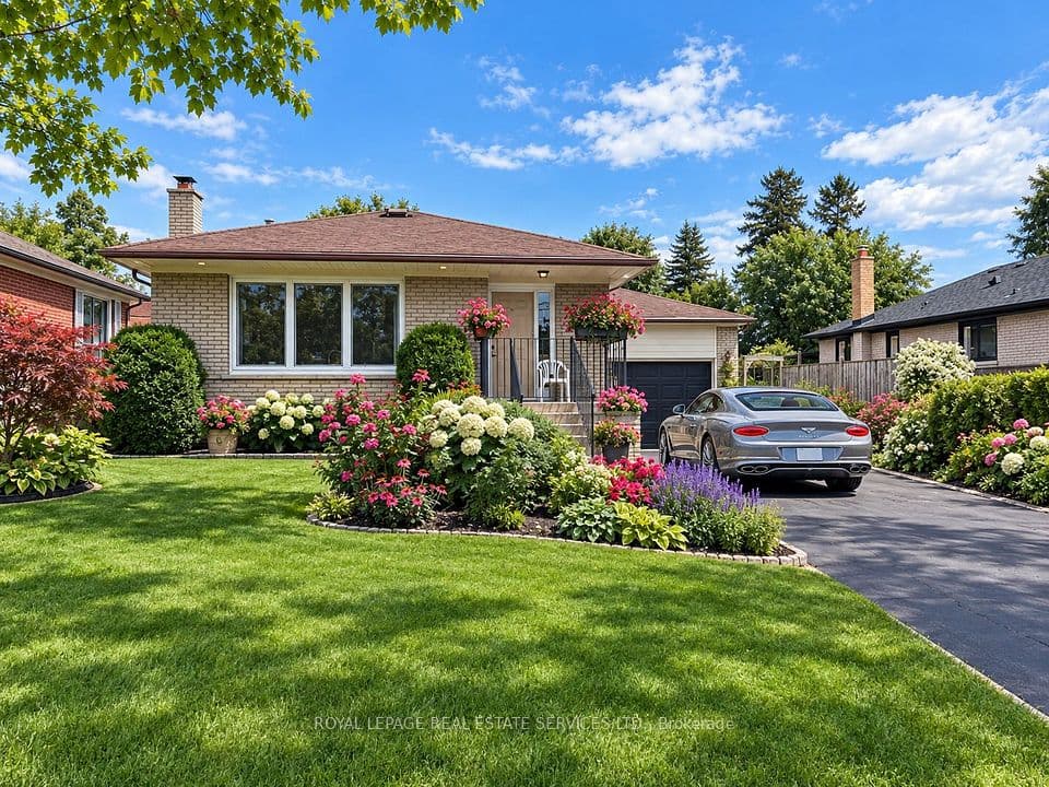 305 Queen Mary Drive, Oakville, ON L6K 3L5 – main photo