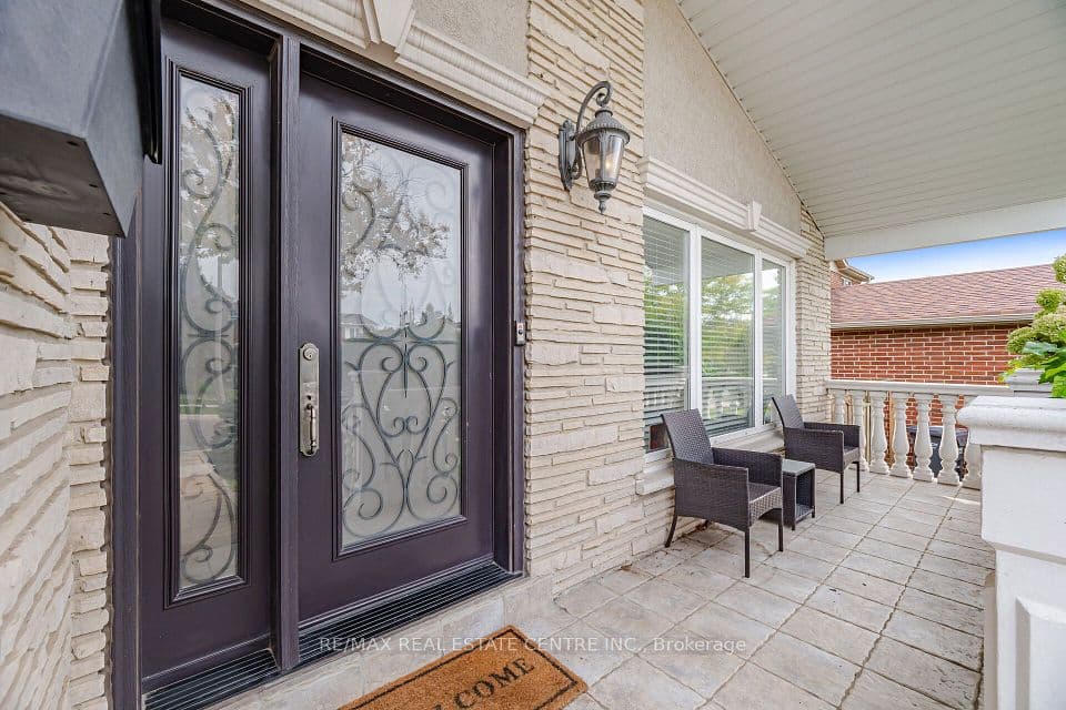 1876 Bough Beeches Boulevard, Mississauga, ON L4W 2J3 – photo 3
