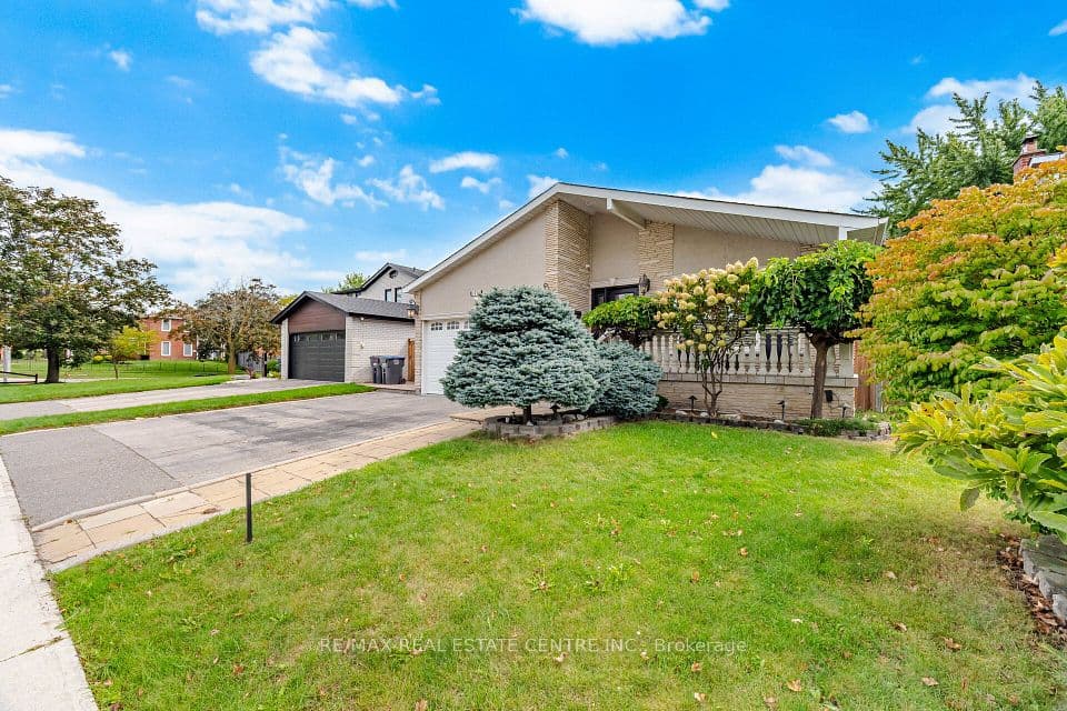 1876 Bough Beeches Boulevard, Mississauga, ON L4W 2J3 – photo 2