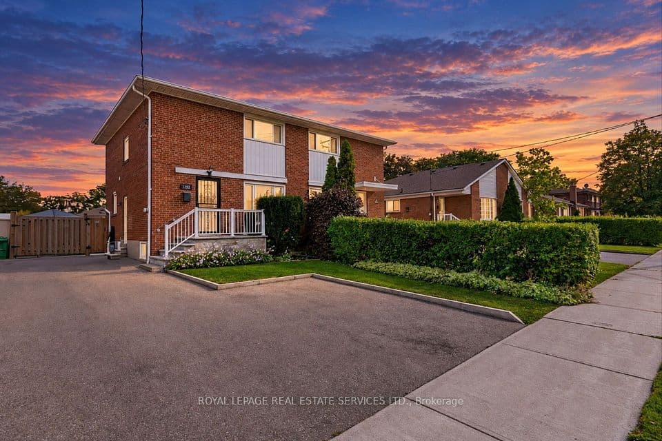 1192 Flagship Drive, Mississauga, ON L4Y 2K1 – main photo