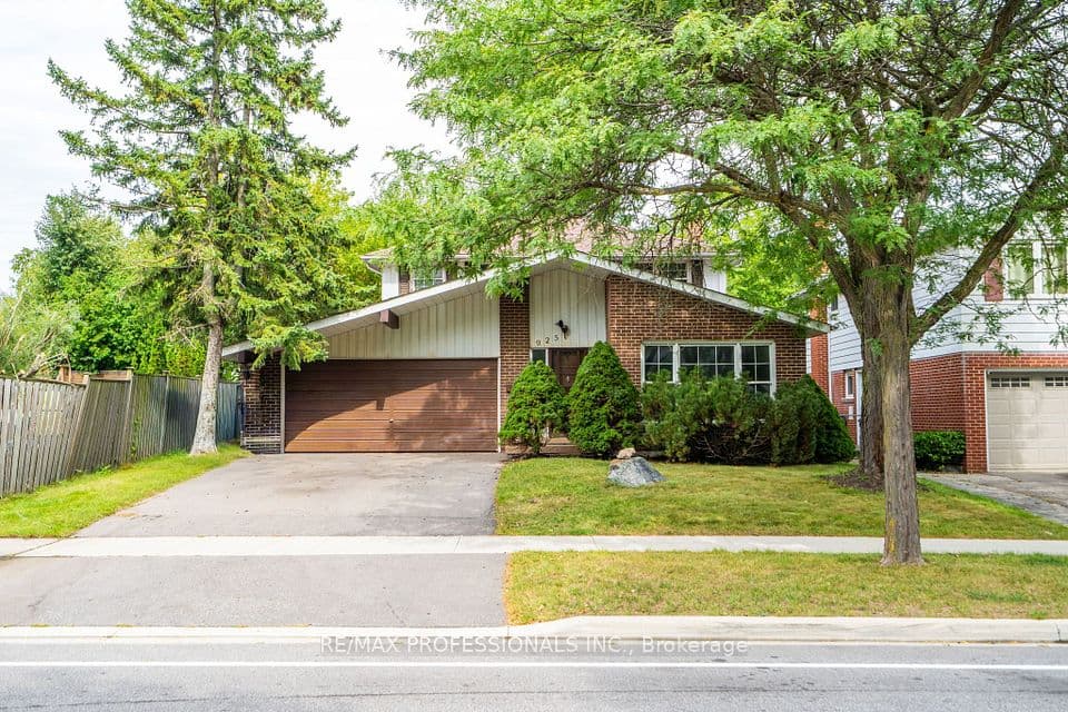 925 Runningbrook Drive, Mississauga, ON L4Y 2S6 – main photo