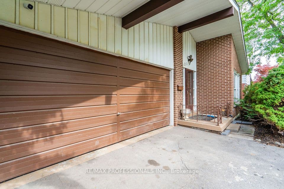 925 Runningbrook Drive, Mississauga, ON L4Y 2S6 – photo 3