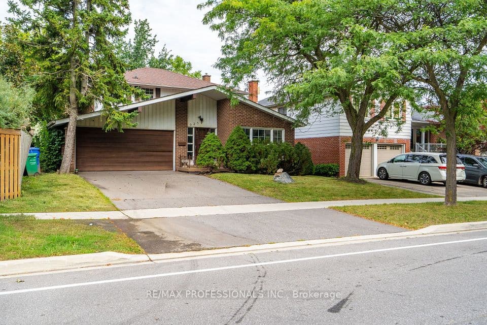 925 Runningbrook Drive, Mississauga, ON L4Y 2S6 – photo 2
