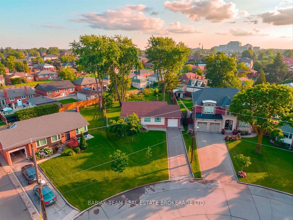 9 Camborne Avenue, Toronto, ON M3M 2P9 – main photo