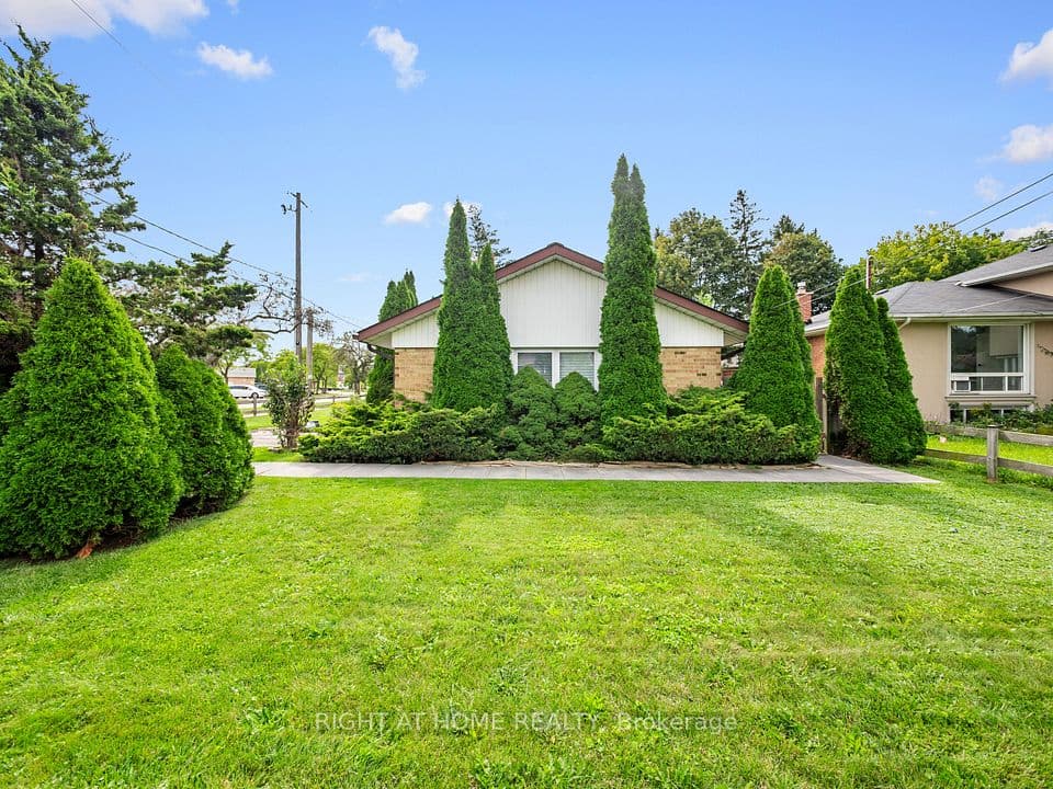 2 Leavenworth Crescent, Toronto, ON M9C 1T3 – photo 3