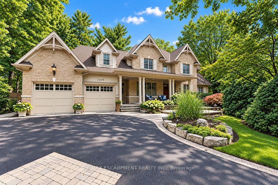2209 Pineneedle Row, Mississauga, ON L5C 1V4 – main photo