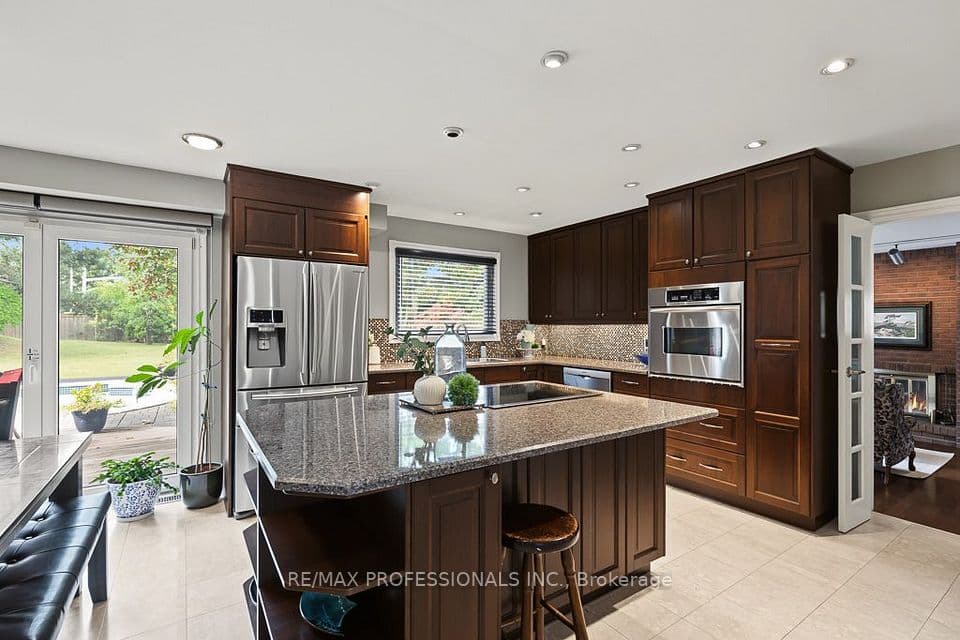 2604 Barrisdale Court, Mississauga, ON L5N 2H2 – photo 2