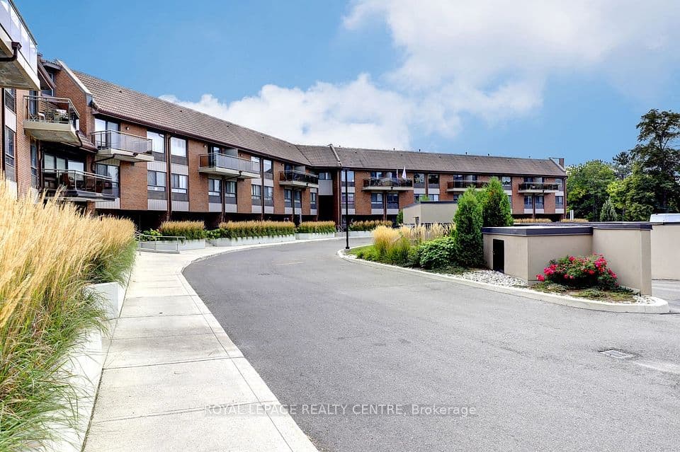 1000 Cedarglen Gate 201, Mississauga, ON L5C 3Z5 – photo 2