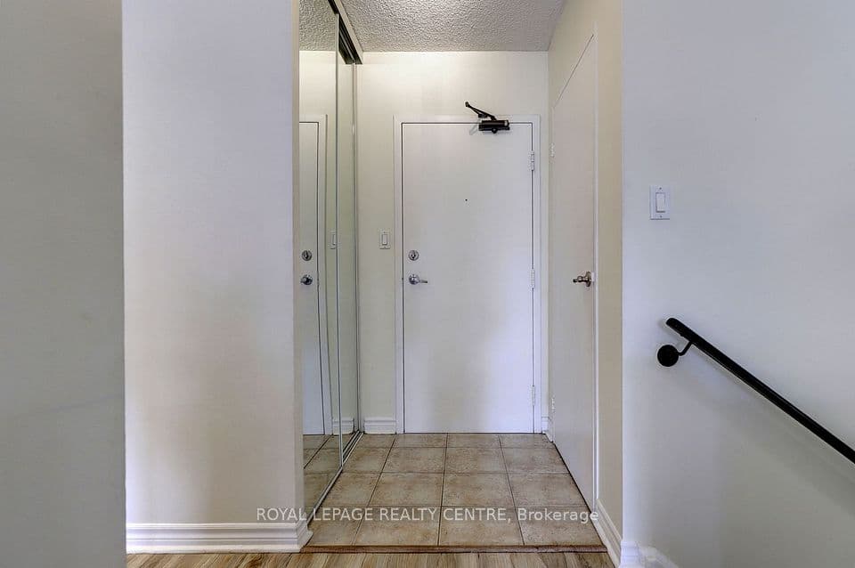 1000 Cedarglen Gate 201, Mississauga, ON L5C 3Z5 – photo 3