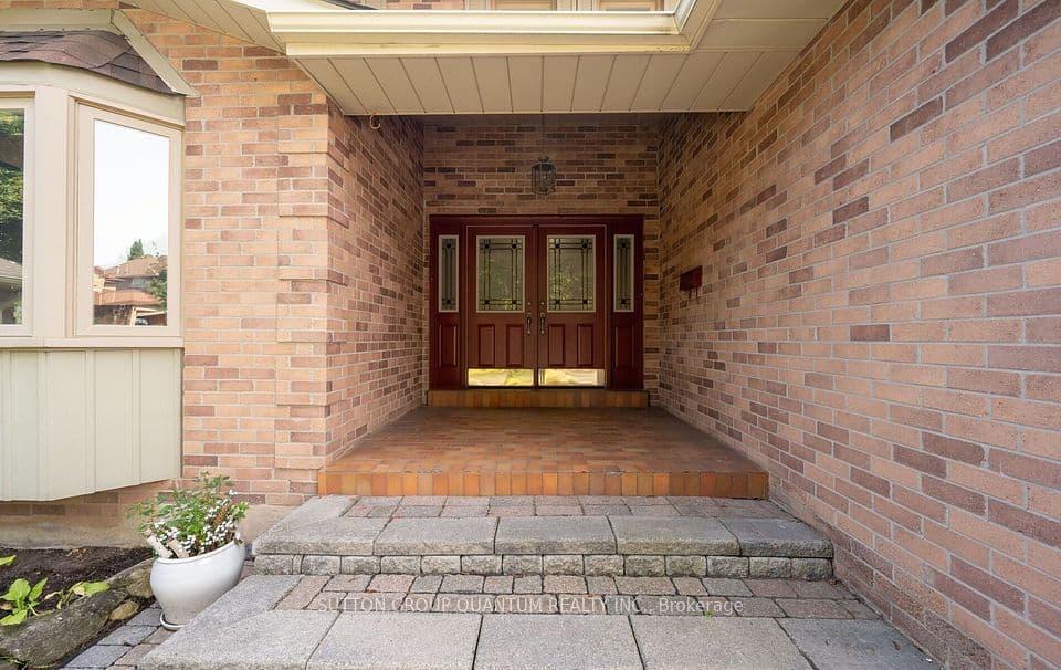 1896 Stoneybrook Court, Mississauga, ON L5L 3W2 – photo 2