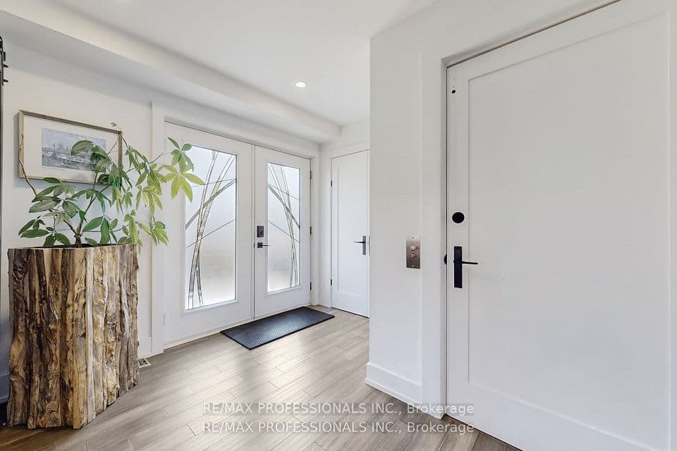 4 Martin Grove Road, Toronto, ON M9B 4J9 – photo 3