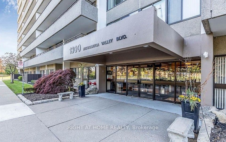 1300 Mississauga Valley Boulevard 305, Mississauga, ON L5A 3S8 – main photo