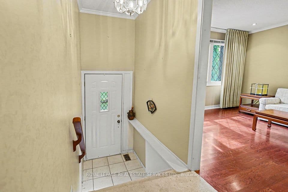 1577 Thompson Street, Mississauga, ON L5C 1B4 – photo 2