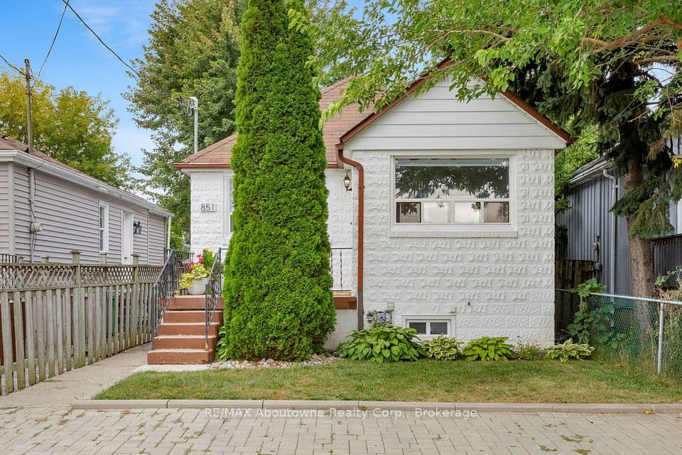 851 Fourth Street, Mississauga, ON L5E 1J7 – main photo