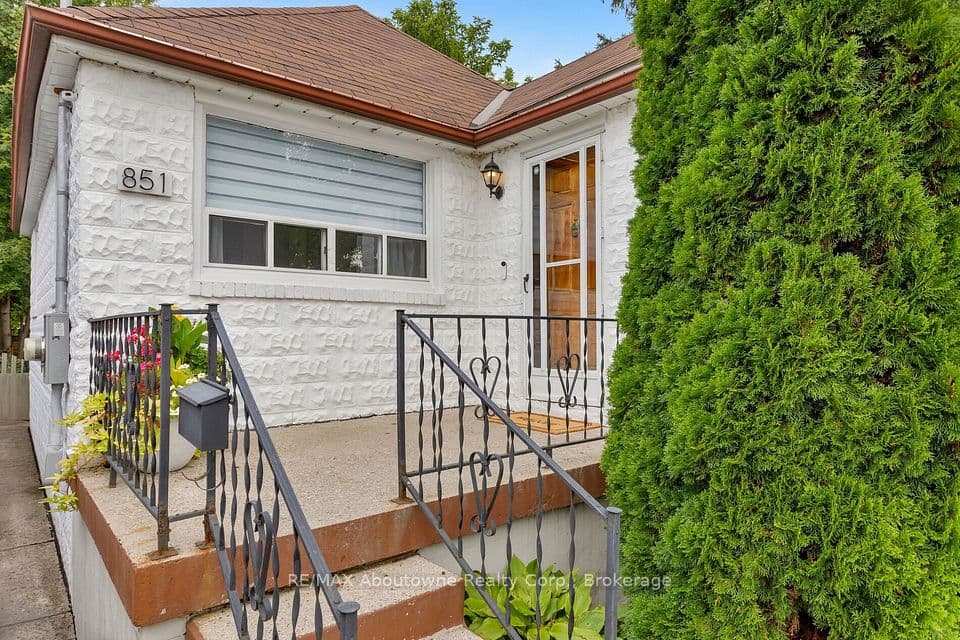 851 Fourth Street, Mississauga, ON L5E 1J7 – photo 2