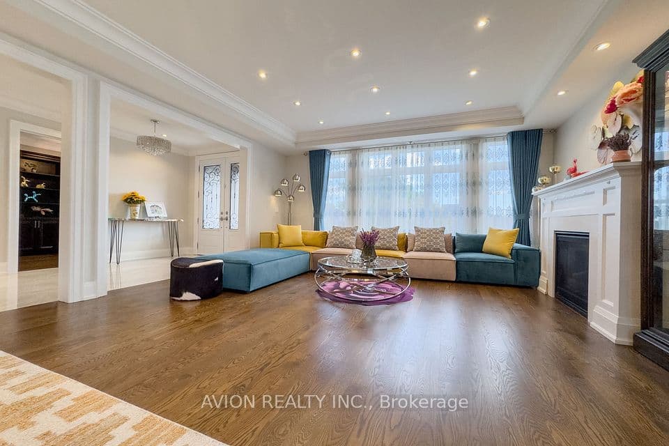220 Falstaff Avenue, Toronto, ON M6L 2E9 – photo 3
