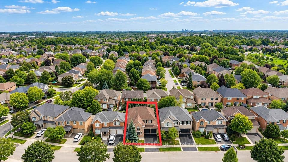 1396 Thorncrest Crescent, Oakville, ON L6M 3Y9 – photo 2