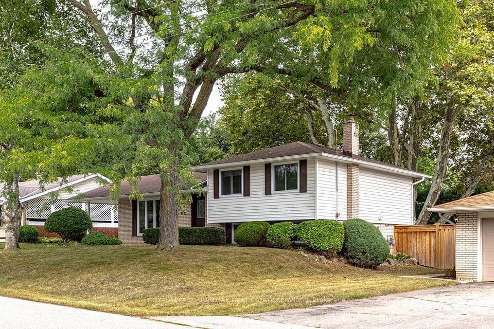 1083 Manorwood Drive, Burlington, ON L7T 2L9 – photo 2