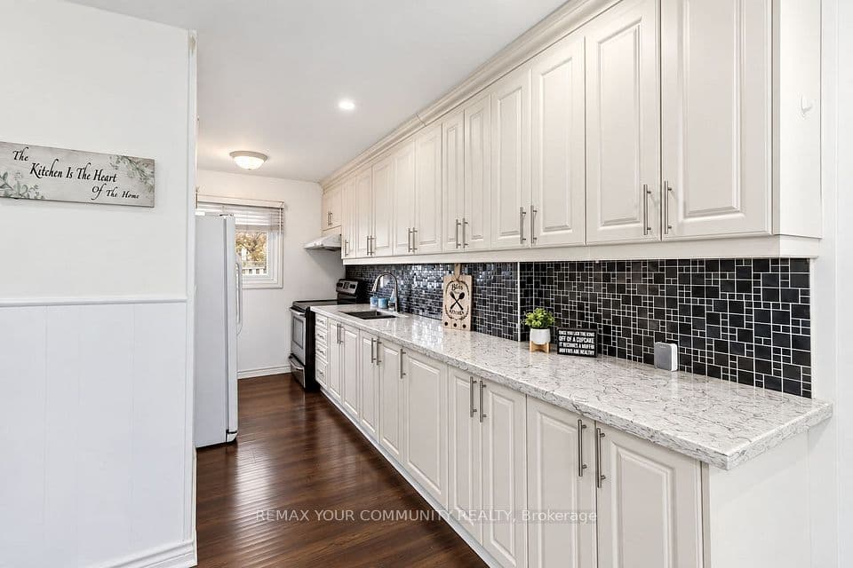 11 Grantbrook Court, Brampton, ON L6S 2K8 – main photo