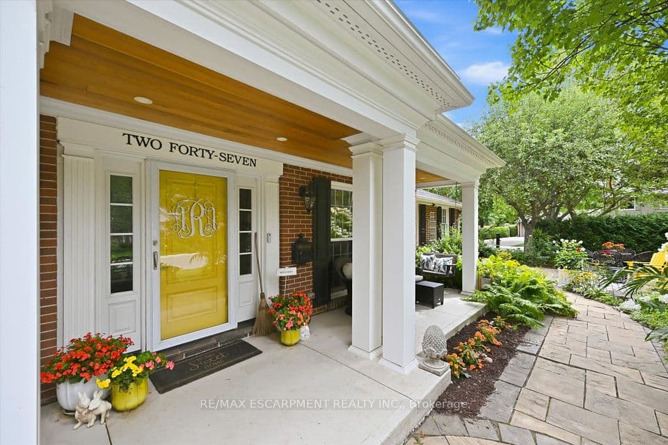 247 Linwood Crescent, Burlington, ON L7L 4A2 – main photo
