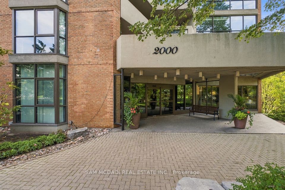 2000 Islington Avenue 2009, Toronto, ON M9P 3S7 – main photo