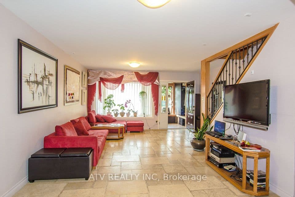 235 Saint Marks Road, Toronto, ON M6S 2J1 – photo 3