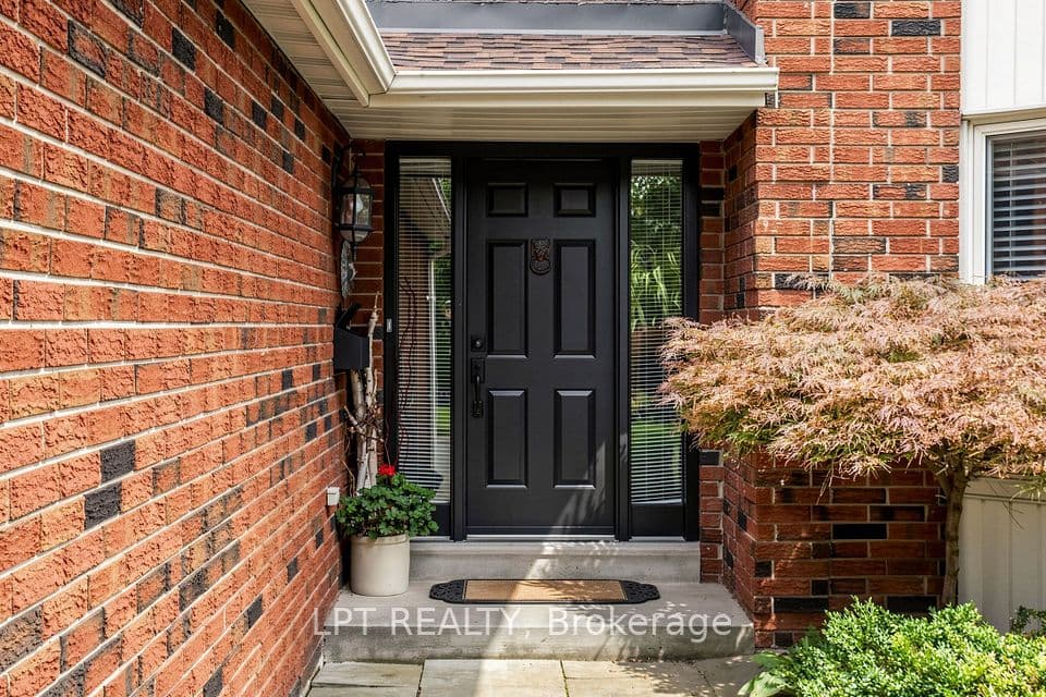 1579 Lovelady Crescent, Mississauga, ON L4W 2Y9 – photo 3