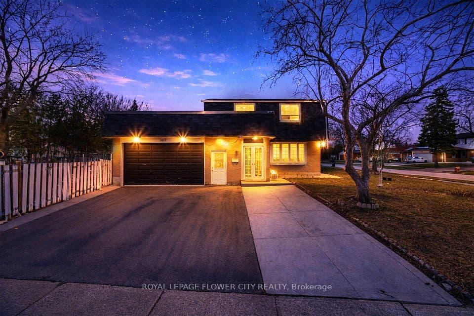 3027 Coral Drive, Mississauga, ON L4T 1Z2 – main photo