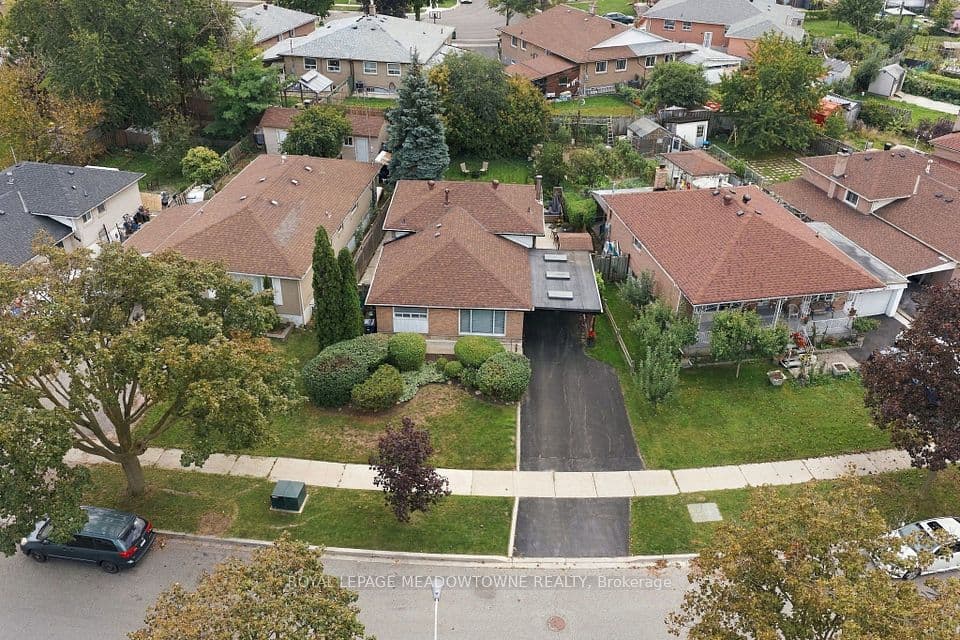 100 Lexington Avenue, Toronto, ON M9V 2G8 – main photo