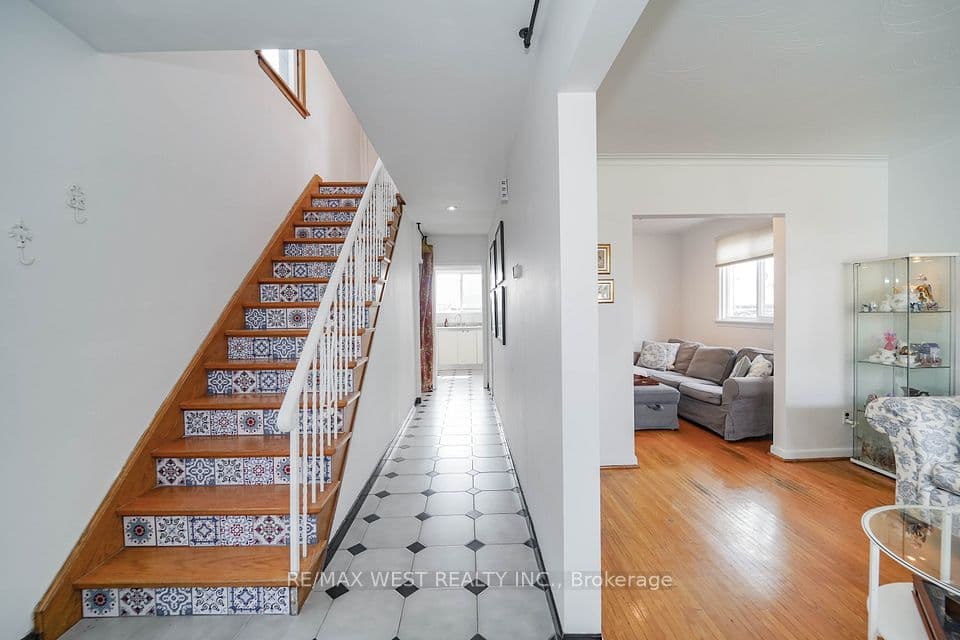 11 Helen Avenue, Toronto, ON M6N 2B4 – photo 2