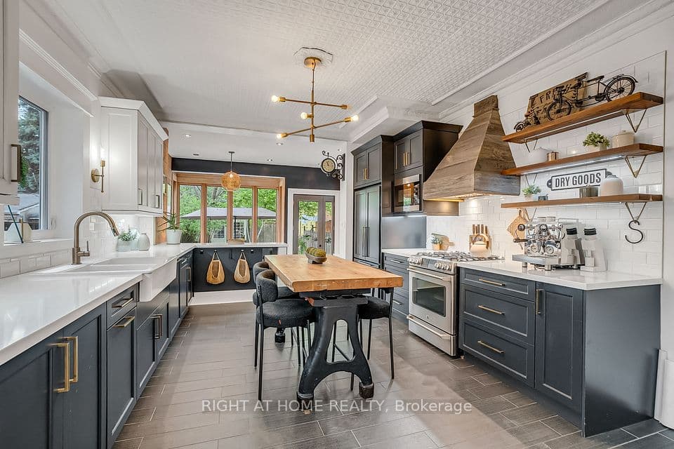 118 Lansdowne Avenue, Toronto, ON M6K 2V9 – main photo