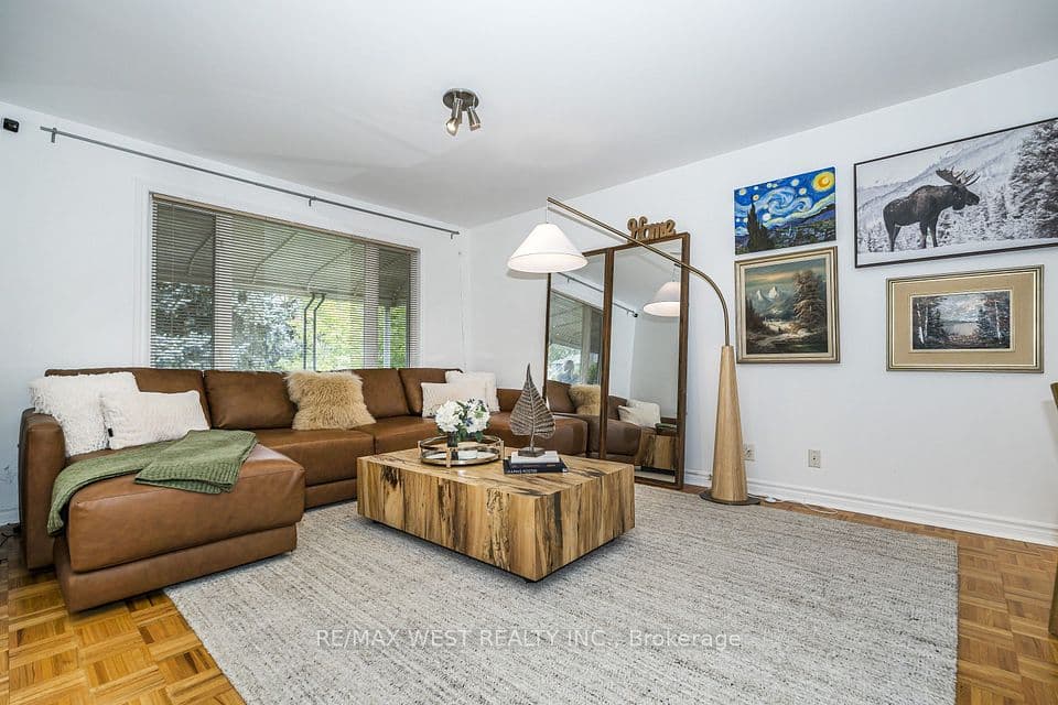 32 Pine Avenue N, Mississauga, ON L5H 2P8 – photo 3