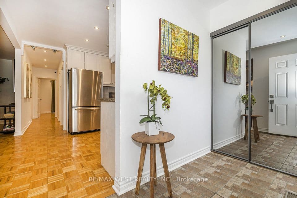 32 Pine Avenue N, Mississauga, ON L5H 2P8 – photo 2