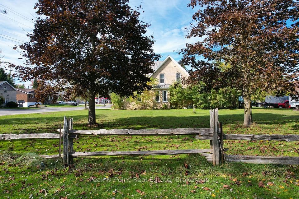 24 QUEEN Street E, South Bruce Peninsula, ON N0H 1P0 – main photo