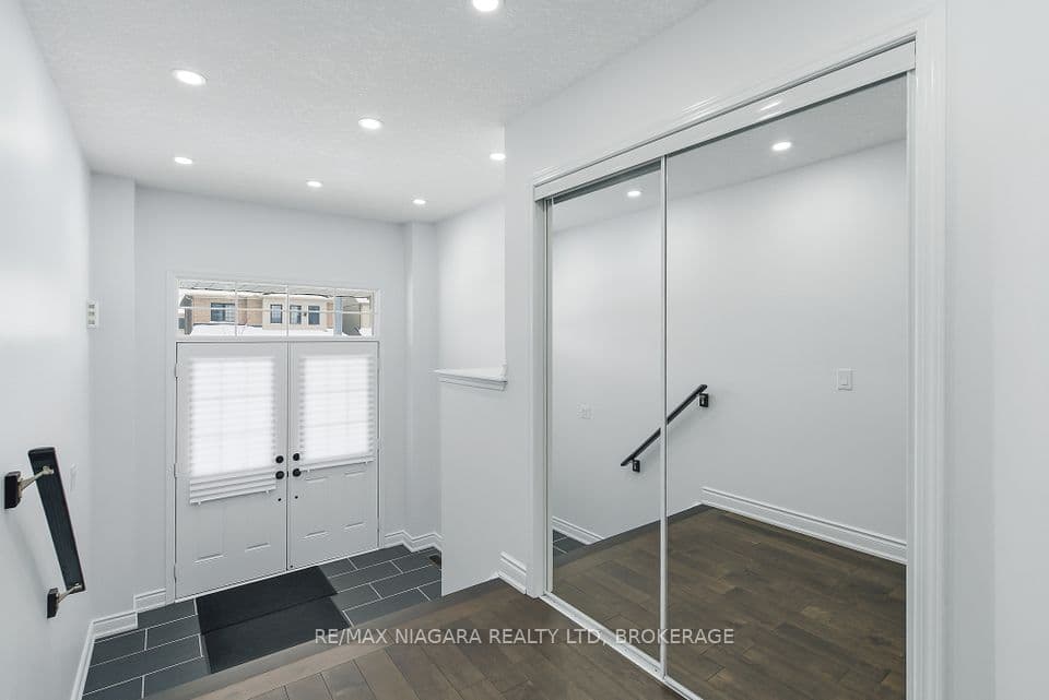 8139 Buckeye Crescent, Niagara Falls, ON L2H 2Y6 – photo 3