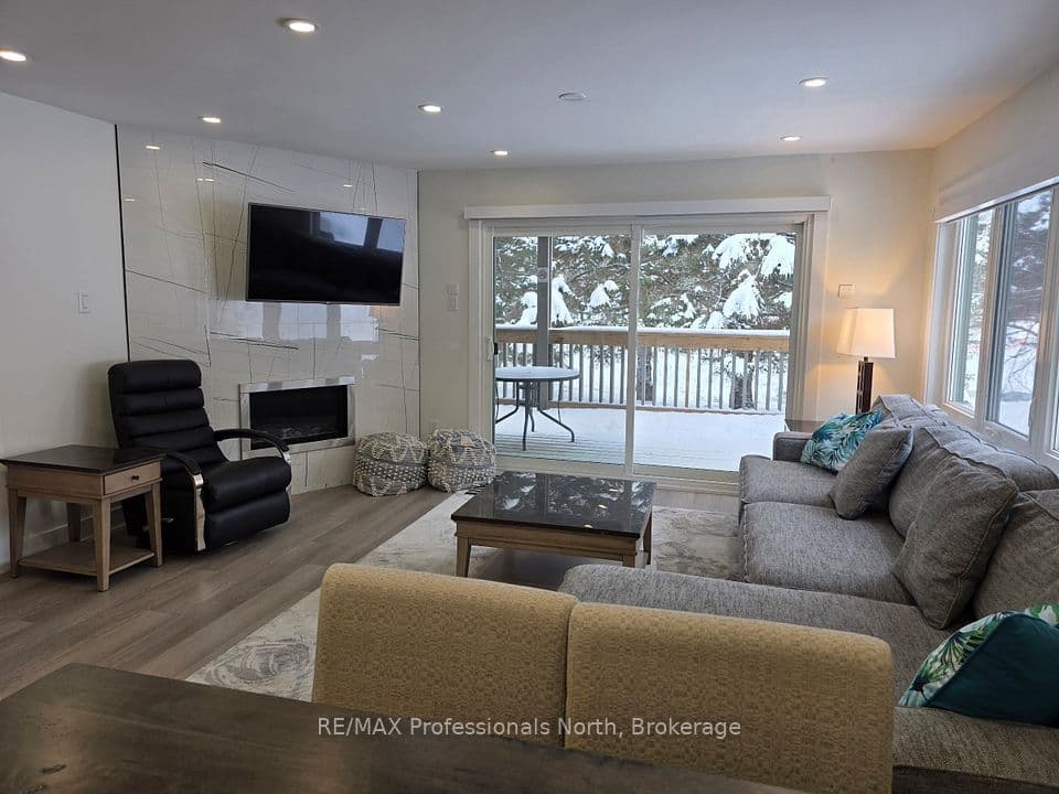 32 Deerhurst Greens Drive 105, Huntsville, ON P1H 2E8 – main photo