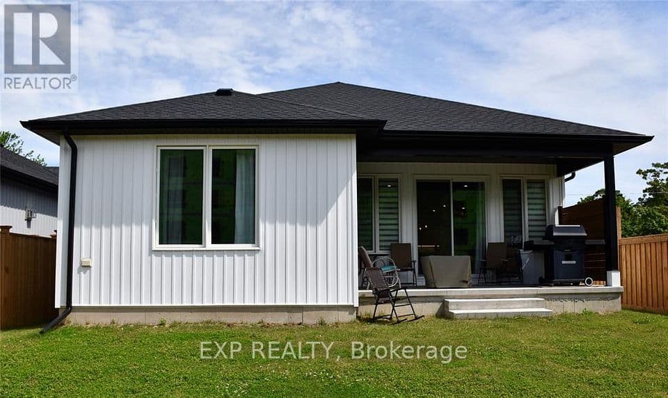 207 Essex Street, Sarnia, ON N7T 0C2 – photo 2