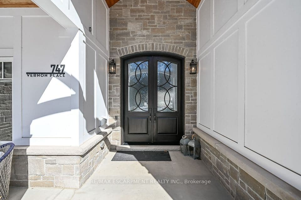 747 Vernon Place, Hamilton, ON L9G 3H4 – photo 3