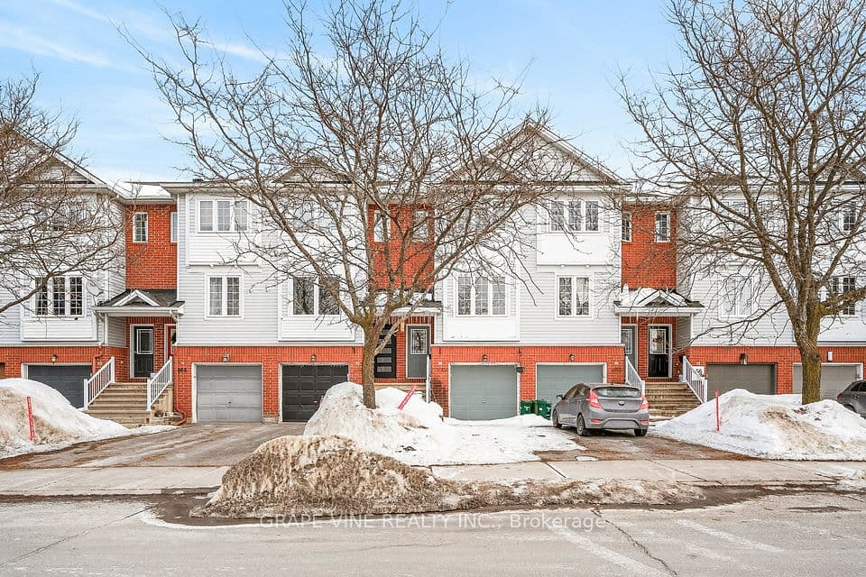 460 Seyton Drive, Bells Corners and South to Fallowfield, ON K2H 1G2 – main photo