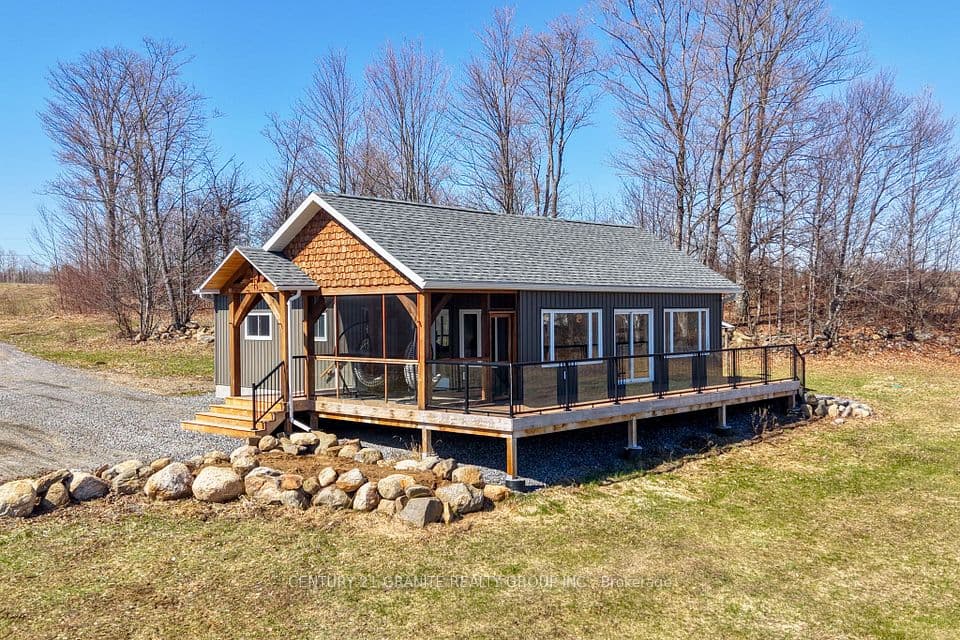 824 East Road Loop, Hastings Highlands, ON K0L 1C0 – main photo