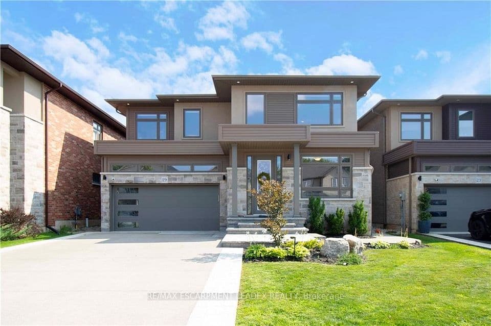 19 SECINARO Avenue, Hamilton, ON L9G 0C6 – main photo