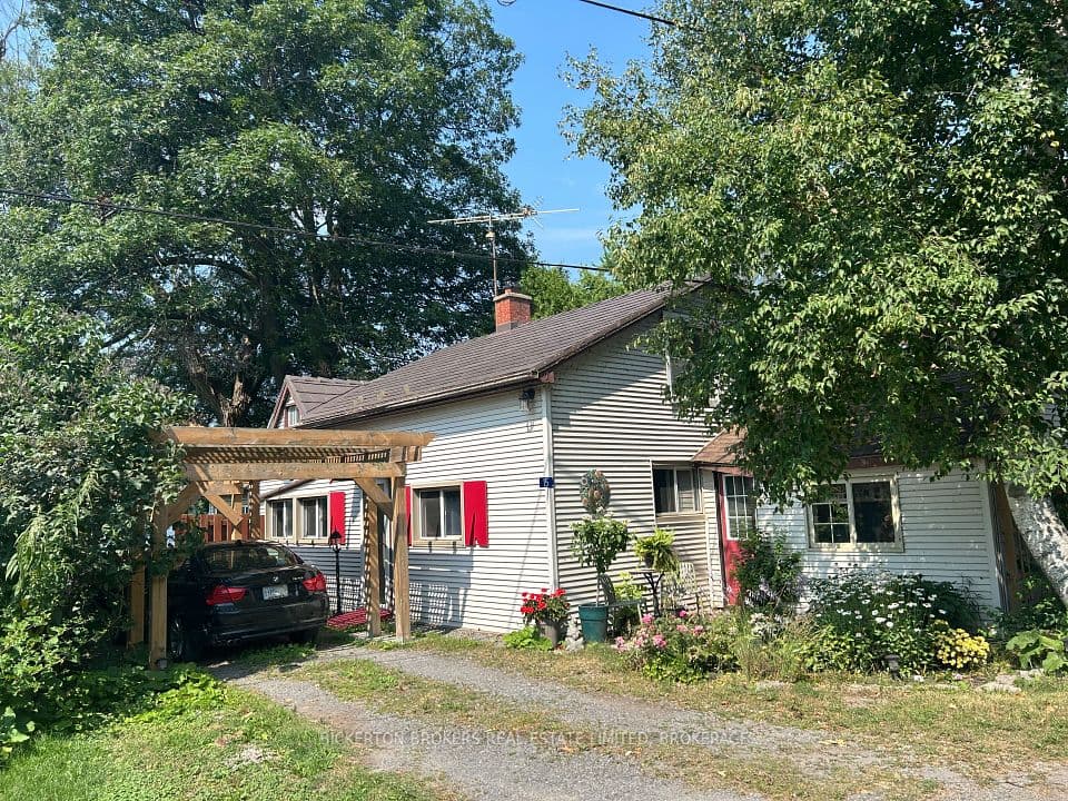15 Sturtivans Lane, Front of Leeds & Seeleys Bay, ON K7G 2V4 – main photo