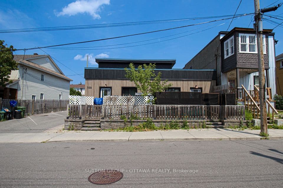 309 Cyr Avenue, Vanier and Kingsview Park, ON K1L 7N6 – main photo