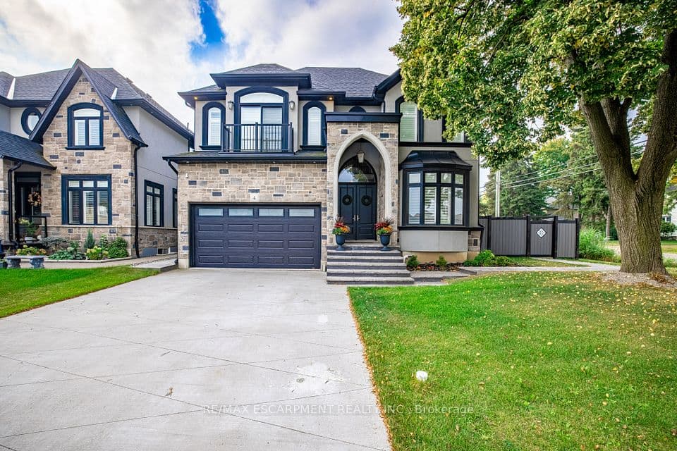 4 LOCKMAN Drive, Hamilton, ON L9K 0C1 – main photo