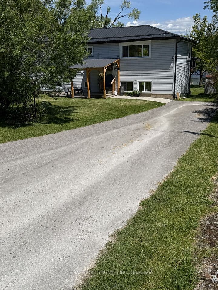 22 Lawrence Street N, Kawartha Lakes, ON K9J 6X3 – photo 2