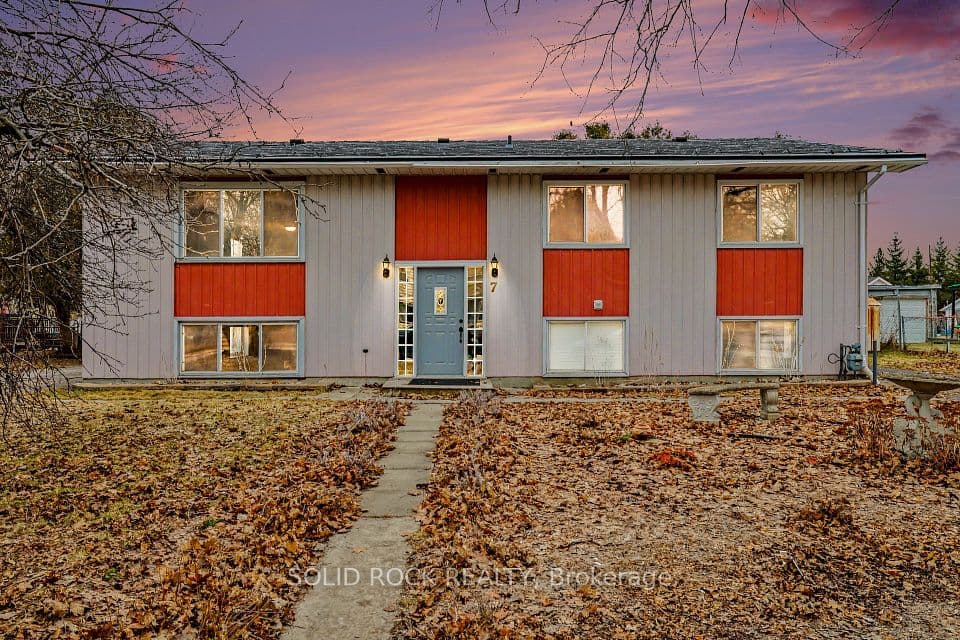 7 Leeds Street, Smiths Falls, ON K7A 2M6 – main photo