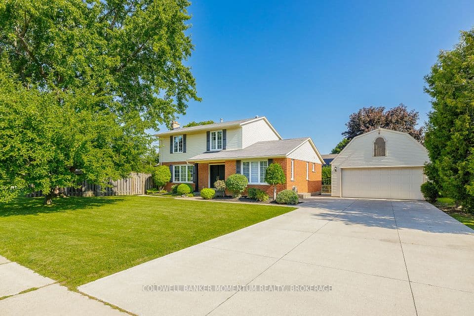 212 Livingston Avenue, Grimsby, ON L3M 4V8 – photo 2