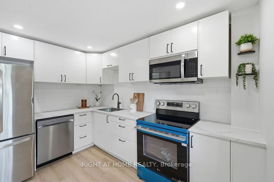 7874 Jeanne D'arc Boulevard 3, Orleans - Convent Glen and Area, ON K1C 2E9 – photo 3